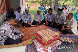 Sampaikan belasungkawa Wabup Palas kunjungi keluarga korban kecelakan mini bus di Siraisan