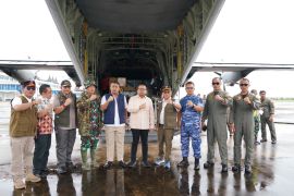 Bantuan darurat instruksi Prabowo tiba di Bandara Minangkabau