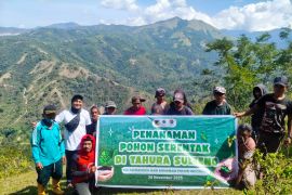 UPTD Tahura Sulteng dan ROA tanam 1.300 bibit pohon jaga kelestarian alam