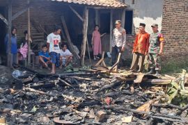 Polisi Serang evakuasi lansia sebatang kara korban kebakaran