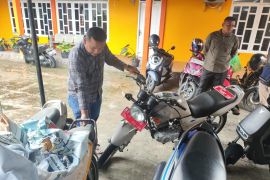 Tim inventarisasi barang milik negara Kantor Pertanahan Kabupaten Pasaman lakukan pemeriksaan kelayakan kendaraan operasional