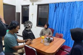 Polisi mengamankan dua terduga pelaku tindakan asusila melalui TikTok