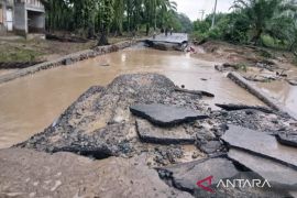 Banjir putuskan akses jalan provinsi di Nagan Raya, ratusan KK terkurung