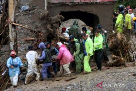 Tim gabungan evakuasi warga terjebak banjir bandang di Jembatan Kembar Padang Panjang