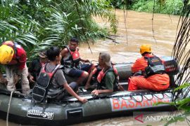 BPBD Agam: ratusan warga Labuhan mengungsi melalui laut dampak banjir