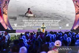 Prabowo putar video siswa lalui sungai ke sekolah: Koruptor lihat ini!