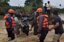 Pemkab Aceh Selatan bangun jembatan darurat buka akses korban banjir