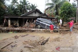 Berhenti menyalahkan hujan