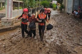 Tim Basarnas evakuasi pelajar dan guru terjebak banjir dua hari di Pidie Jaya