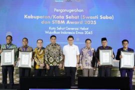 Kemenkes anugerahkan STBM Award dan Swasti Saba 2025 kepada 196 daerah