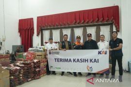 KAI salurkan bantuan untuk warga terdampak banjir Sumut dan Aceh
