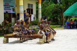 Bupati Jayapura tegaskan penguatan adat pilar stabilitas politik di kampung