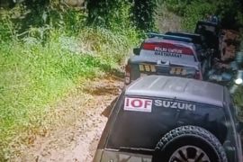 Pemkab Pasaman Barat salurkan bantuan ke Talamau pakai mobil "offroad" (Video)