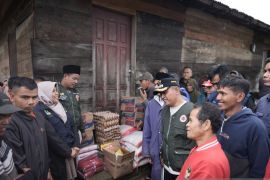 Bupati Solok salurkan bantuan ke warga terdampak bencana banjir