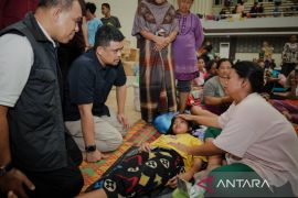 Gubernur Bobby Nasution langsung tinjau pengungsi di Tapteng