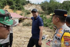 Bobby pimpin evakuasi dan pembukaan jalur darurat di Tapteng