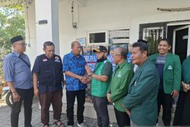 Anggota DPD Dedi Iskandar serahkan bantuan dampak banjir ke Pemkab Langkat