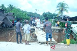 TNI bersama warga lokal bangun jembatan darurat untuk jalur pengungsi