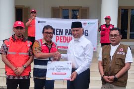 Semen Padang dan IKA UNAND serahkan bantuan bagi korban bencana Sumbar