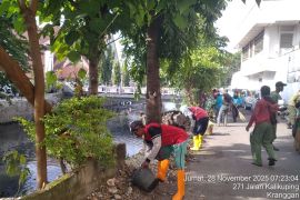 Pemkot Semarang bersihkan sungai untuk antisipasi cuaca ekstrem