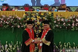 Adies Kadir  dikukuhkan menjadi profesor kehormatan bidang hukum Unissula