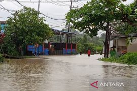Hujan lebat merendam 25 ruas jalan di Samarinda