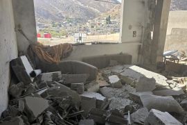 Melihat kerusakan akibat serangan udara Israel di Beit Jinn, Suriah