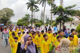 Ratusan warga meriahkan jalan santai Milad ke-113 Muhammadiyah di Mentok