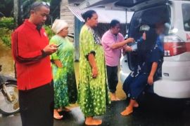 Tenaga kesehatan Pasaman Barat berikan pelayanan kesehatan sampai berkeliling temui warga terdampak banjir