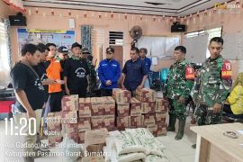 PT BSS Pasbar salurkan bantuan sembako ke korban banjir di Aia Gadang