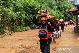 Brimob salurkan bantuan logistik ke korban bencana di Tapanuli Utara