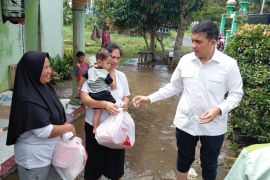 Legislator RI Ade Rezki salurkan ratusan paket sembako untuk korban bencana Sumbar
