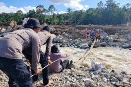 Polda Sumbar dirikan jembatan darurat permudah bantuan ke Salareh Aia, Agam (Video)
