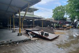 Los pasar tradisional Dasan Agung Mataram ditata