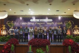 Pemko Bukittinggi Raih Tiga Piagam Penghargaan pada Launching Piagam Wajib Pajak dan Forum Konsultasi Publik 2025