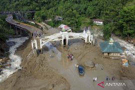 Pembersihan Jembatan Kembar Silaiang dari material longsor