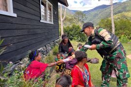 Prajurit TNI Satgas Yonif 511 kunjungi gereja di Kanggime memperkuat komsos