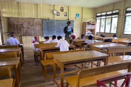 Prajurit Satgas TNi Yonif 521/DY mengajar siswa SD Inpres Eragayam