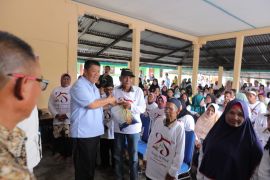 Gubernur Babel bagikan ratusan sembako kepada warga Dusun Pelepak Pute