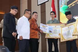 Pemprov Kepri beri hadiah 10 paket umrah