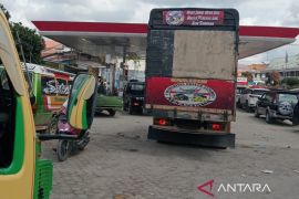 Warga Kabanjahe kesulitan BBM, pasokan ke SPBU tersendat akibat dampak banjir Medan