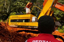 Dukung terbukanya akses jalan, Pertamina pasok bahan bakar untuk operasional alat berat penanggulangan bencana Sumatera
