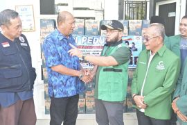 Anggota DPDserahkan bantuan untuk korban banjir Sumut