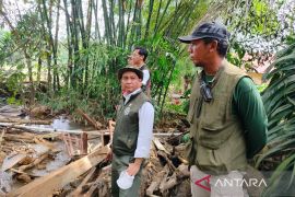 Menhut Raja Juli ikut bantu evakuasi korban banjir bandang di Agam