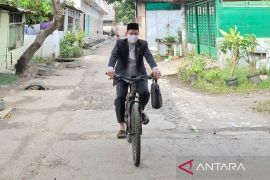 BBM langka, penghulu di Medan rela kayuh sepeda demi calon pengantin