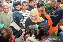 Wagub Sumut bersama Gubernur Jatim salurkan bantuan untuk pengungsi