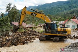 Tanah Datar butuh alat berat angkat material tumpukan banjir