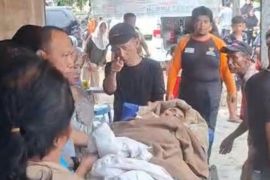 Tim gabungan evakuasi lansia sakit dari kawasan terisolasi Guguak Malalo melalui jalur Danau Singkarak