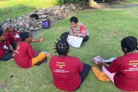 Polres Jayapura sasar Kampung Doyo Baru mengajar membaca tulis