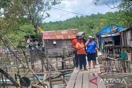 Jembatan kayu di Kampung Pomako dibangun dari dana bantuan YPMAK